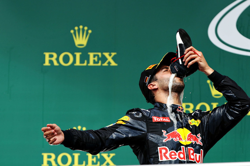 Podium: Daniel Ricciardo, Red Bull Racing, trinkt Champagner aus dem Schuh