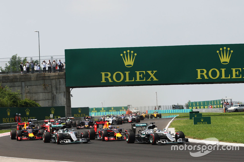 Lewis Hamilton, Mercedes AMG F1 W07 Hybrid leads at the start of the race