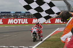 Andrea Dovizioso, Ducati Team pousse sa moto pour passer la ligne d'arrivée