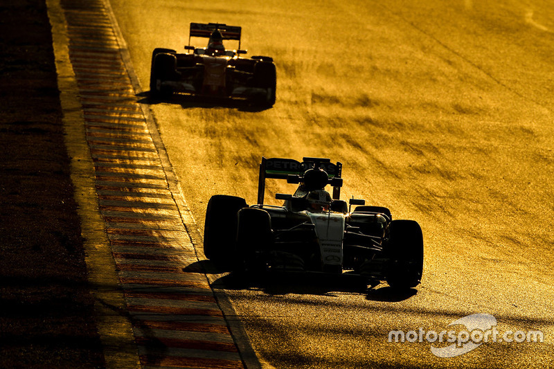 Lewis Hamilton, Mercedes AMG F1 W07, Kimi Raikkonen, Ferrari SF16-H