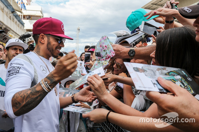 Lewis Hamilton, Mercedes AMG F1 firma de autógrafos para los fans