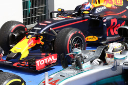 Winnaar Lewis Hamilton, Mercedes AMG F1 W07 Hybrid, derde plaats Max Verstappen, Red Bull Racing in