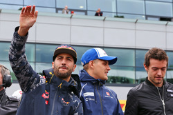 (Da sx a dx): Daniel Ricciardo, Red Bull Racing con Marcus Ericsson, Sauber F1 Team e Jolyon Palmer,