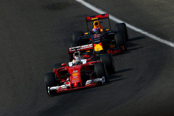 Sebastian Vettel, Scuderia Ferrari SF16-H Ferrari; Max Verstappen, Red Bull Racing RB12