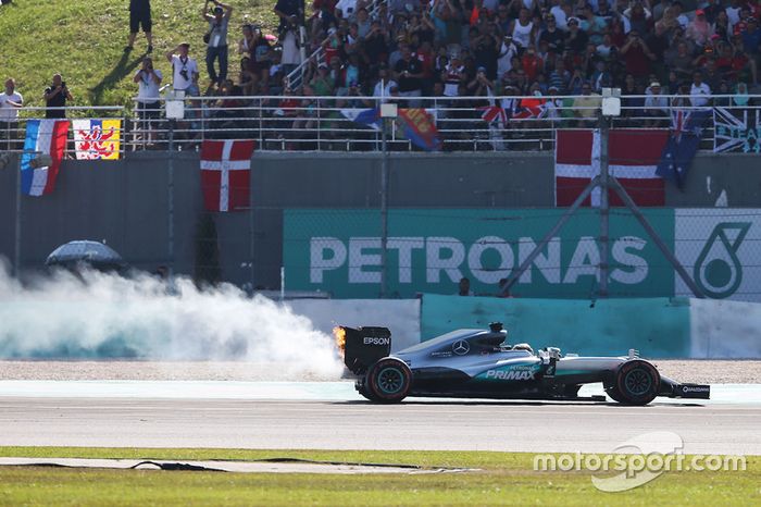 Lewis Hamilton liderou até a 40ª volta, quando o motor de sua Mercedes estourou. 