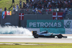 Lewis Hamilton, Mercedes AMG F1 W07 Hybrid truena su motor y se retira de la carrera