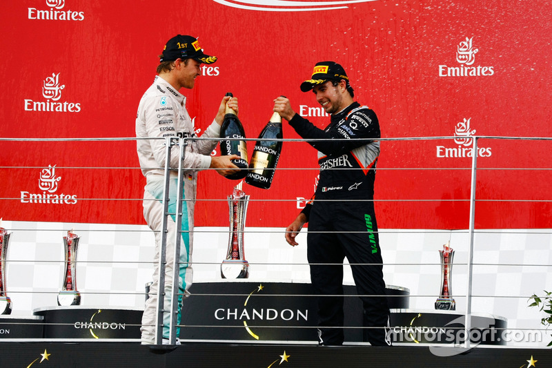 Nico Rosberg, junto a Sergio Pérez en Baku