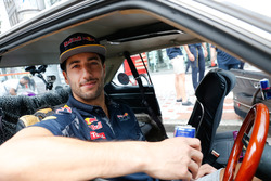 Даніель Ріккардо та Макс Ферстаппен Red Bull Racing ідуть по Токіо в машині стилю Bosozuko