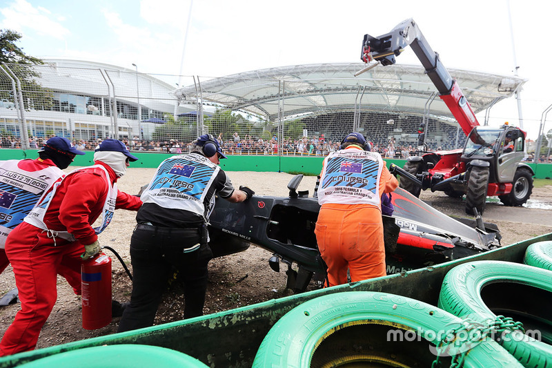 La McLaren MP4-31 de Fernando Alonso, McLaren est enlevée des graviers après l'accident