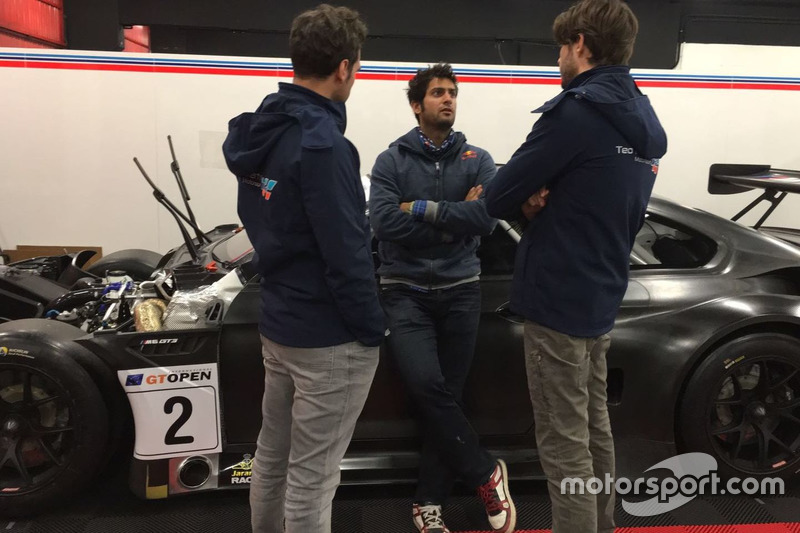 Gustavo Yacaman, BMW M6 GT3 Teo Martín Motorsport plática con miembros de su equipo