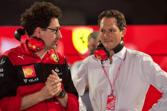 Mattia Binotto, jefe de equipo de Ferrari, y John Elkann, presidente de FIAT Chrysler Automobiles    