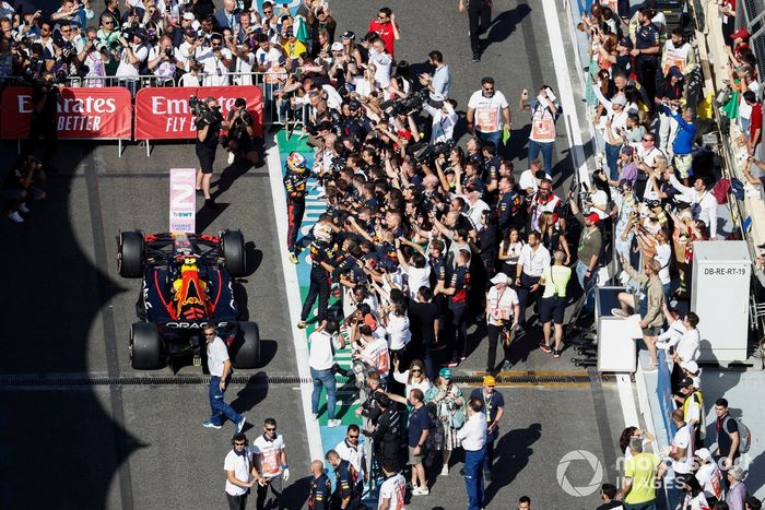 Ganador Max Verstappen, Red Bull Racing, y el segundo lugar Sergio Pérez, Red Bull Racing, celebran con su equipo en el Parc Ferme