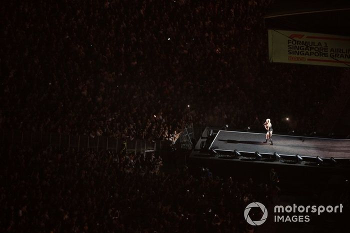 Fans en el concierto de Gwen Stefani