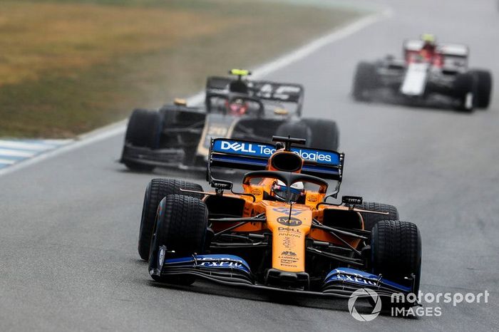 Carlos Sainz Jr, McLaren MCL34, lidera Kevin Magnussen, Haas F1 Team VF-19, y Antonio Giovinazzi, Alfa Romeo Racing C38