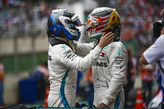 Lewis Hamilton, Mercedes AMG F1, fête sa victoire dans le Parc Fermé avec Valtteri Bottas, Mercedes AMG F1.