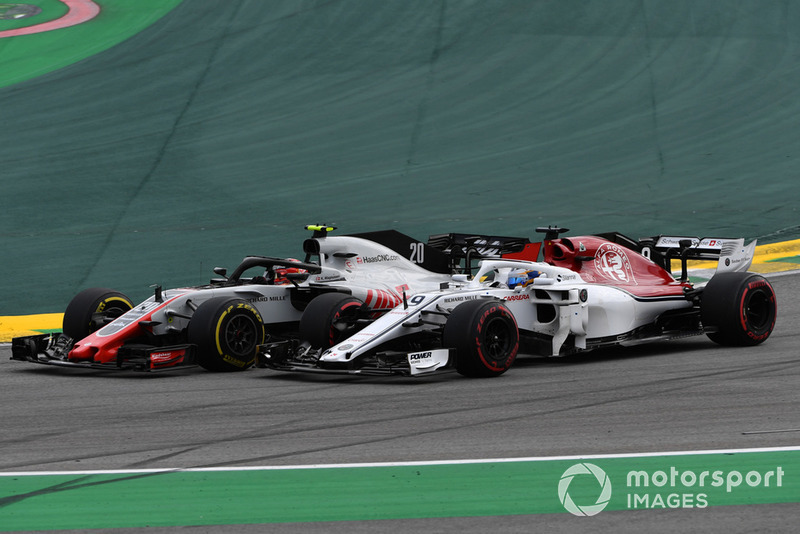 Kevin Magnussen, Haas F1 Team VF-18 et Marcus Ericsson, Sauber C37 en lutte
