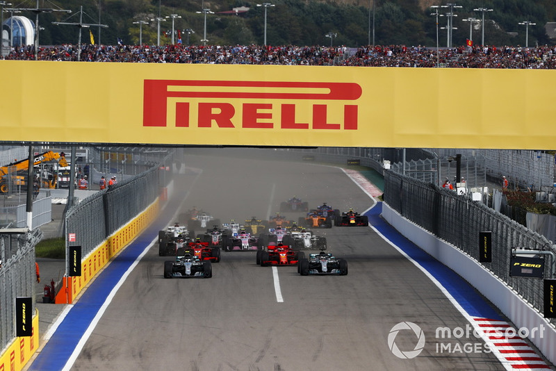 Valtteri Bottas, Mercedes AMG F1 W09, lidera a Lewis Hamilton, Mercedes AMG F1 W09, Sebastian Vettel, Ferrari SF71H, Kimi Raikkonen, Ferrari SF71H, Kevin Magnussen, Haas F1 Team VF-18, al inicio