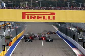 Valtteri Bottas, Mercedes AMG F1 W09, precede Lewis Hamilton, Mercedes AMG F1 W09, Sebastian Vettel, Ferrari SF71H, Kimi Raikkonen, Ferrari SF71H, Kevin Magnussen, Haas F1 Team VF-18, e il resto del gruppo, alla partenza della gara