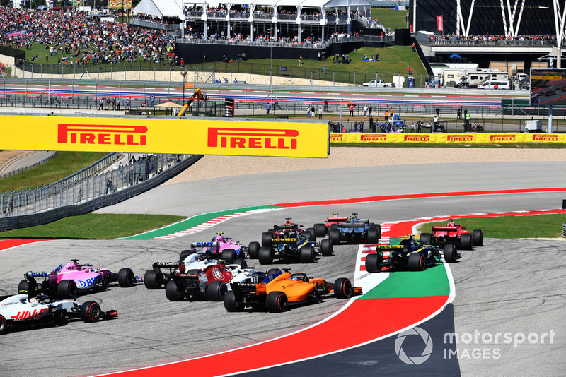 Kimi Raikkonen, Ferrari SF71H y Lewis Hamilton, Mercedes-AMG F1 W09 en la salida