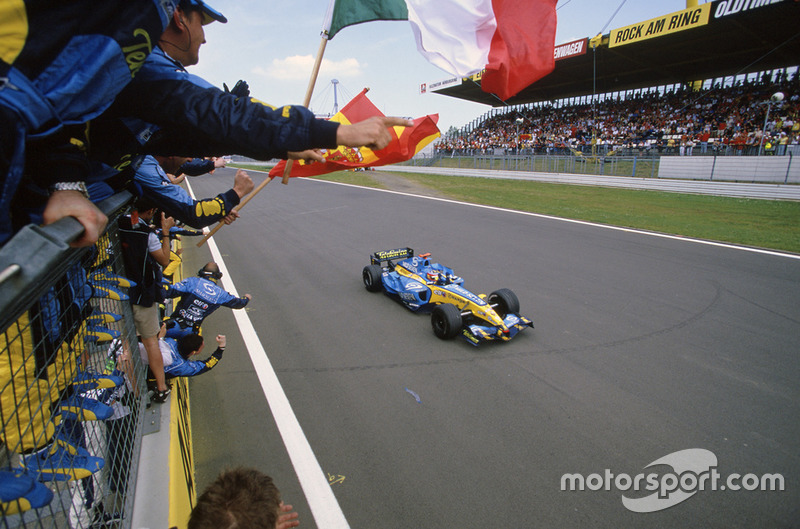 Fernando Alonso, Renault R25 cruza la línea para tomar la victoria