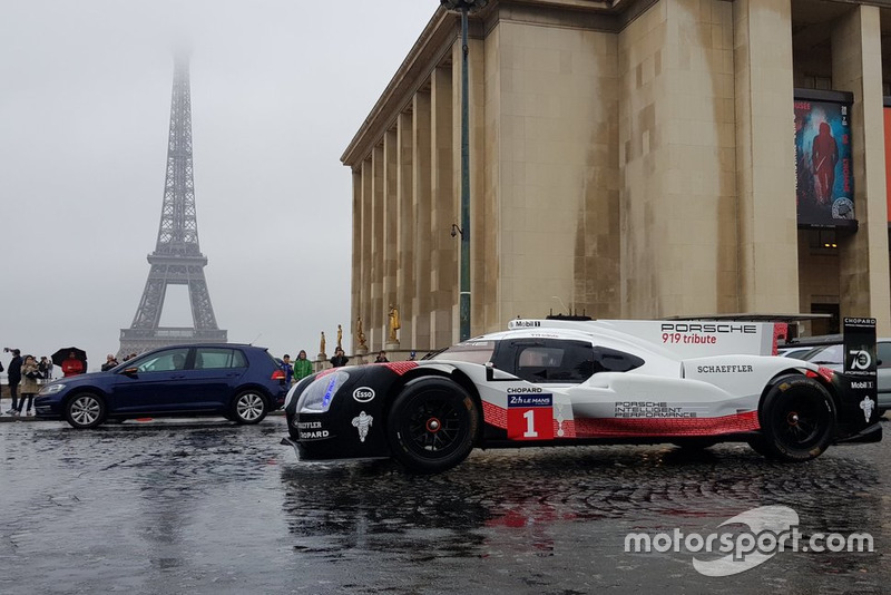 La Porsche 919 Tribute dans les rues de Paris