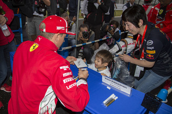 Kimi Raikkonen, Ferrari imza dağıtıyor