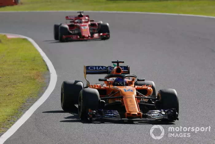 Fernando Alonso, McLaren MCL33 y Sebastian Vettel, Ferrari SF71H
