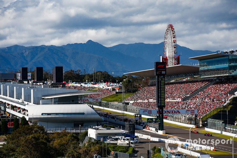 Brendon Hartley, Toro Rosso STR13, precede Sebastian Vettel, Ferrari SF71H