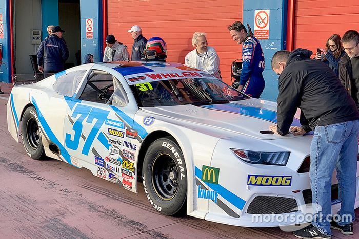 Jacques Villeneuve probando un Ford Mustang