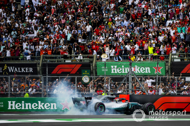 Lewis Hamilton, Mercedes AMG F1 W09 EQ Power +, celebra con donuts su quinto título mundial de pilotos