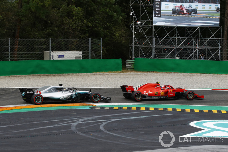 Kimi Raikkonen, Ferrari SF71H y Lewis Hamilton, Mercedes AMG F1 W09