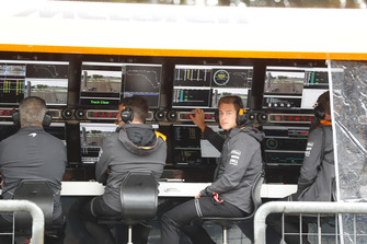 Stoffel Vandoorne, McLaren, kijkt toe vanaf de pitmuur