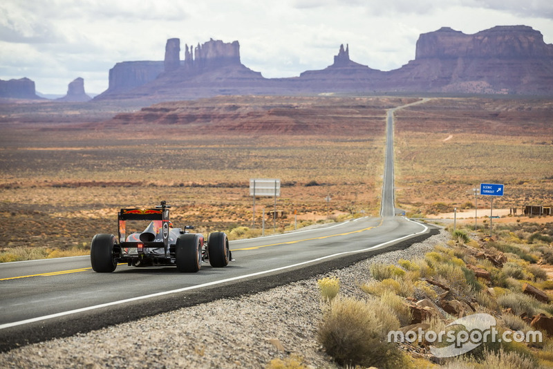Daniel Ricciardo, Red Bull Racing in Monument Valley