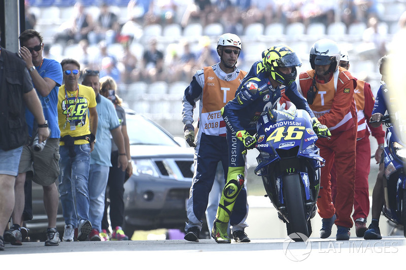 Valentino Rossi, Yamaha Factory Racing, broken down and being pushed back to the garage