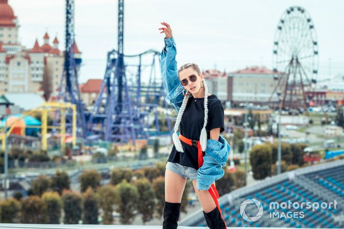 Angela Nikolau, Modelo / Roofers Blogger