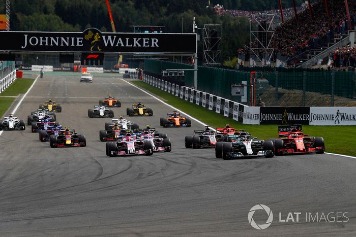 Lewis Hamilton, Mercedes AMG F1 W09, lidera por delante de Sebastian Vettel, Ferrari SF71H, Esteban Ocon, Racing Point Force India VJM1, Sergio Perez, Racing Point Force India VJM11, Romain Grosjean, Haas F1 Team VF-18, and Kimi Raikkonen, Ferrari SF71H, en la salida