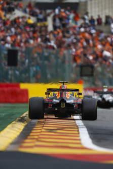 Daniel Ricciardo, Red Bull Racing RB14, segue Valtteri Bottas, Mercedes AMG F1 W09