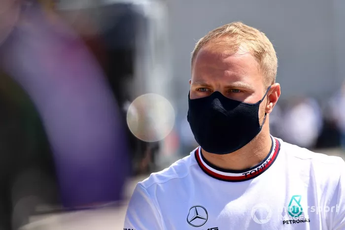 Valtteri Bottas, Mercedes, habla con los medios
