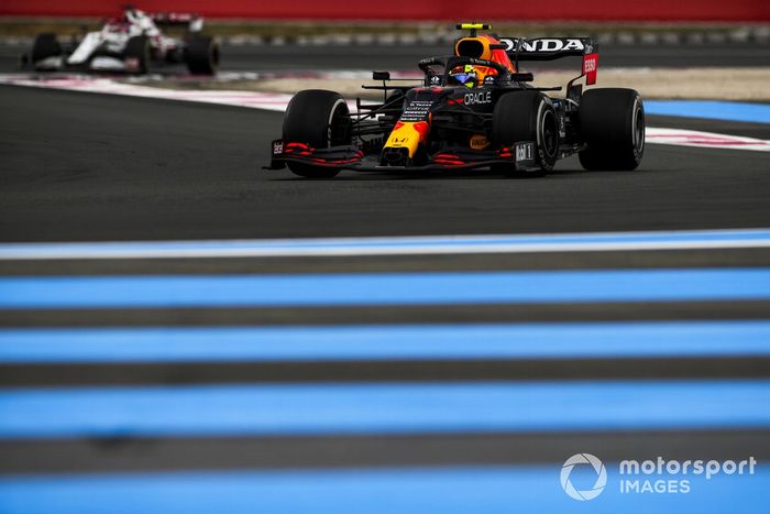 Sergio Pérez, Red Bull Racing RB16B, Kimi Raikkonen, Alfa Romeo Racing C41