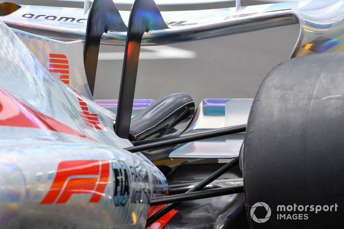 Detalle de la parte trasera lateral del coche de Fórmula 1 2022