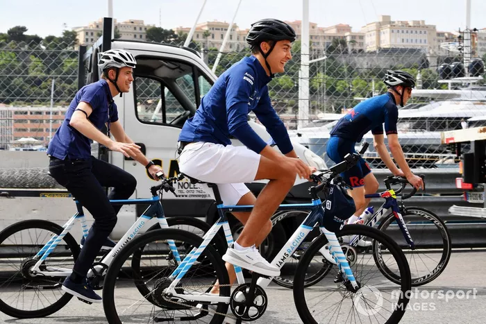 George Russell, Williams, en bicicleta