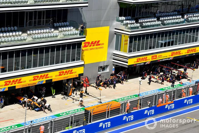 Daniel Ricciardo, McLaren MCL35M, vuelve al garaje