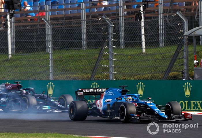 Fernando Alonso, Alpine A521, Lewis Hamilton, Mercedes W12