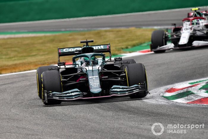 Lance Stroll, Aston Martin AMR21, Antonio Giovinazzi, Alfa Romeo Racing C41