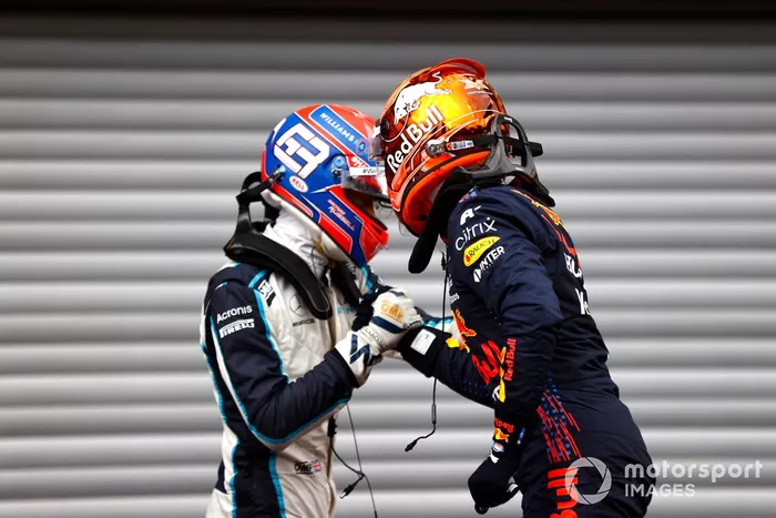 El segundo puesto George Russell, Williams, y el ganador de la pole Max Verstappen, Red Bull Racing celebran en Parc Ferme