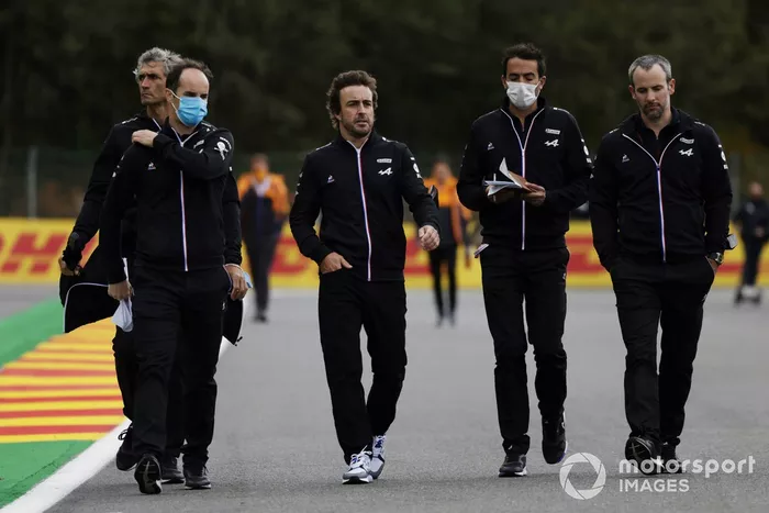 Fernando Alonso, Alpine F1, recorre la pista con miembros de su equipo