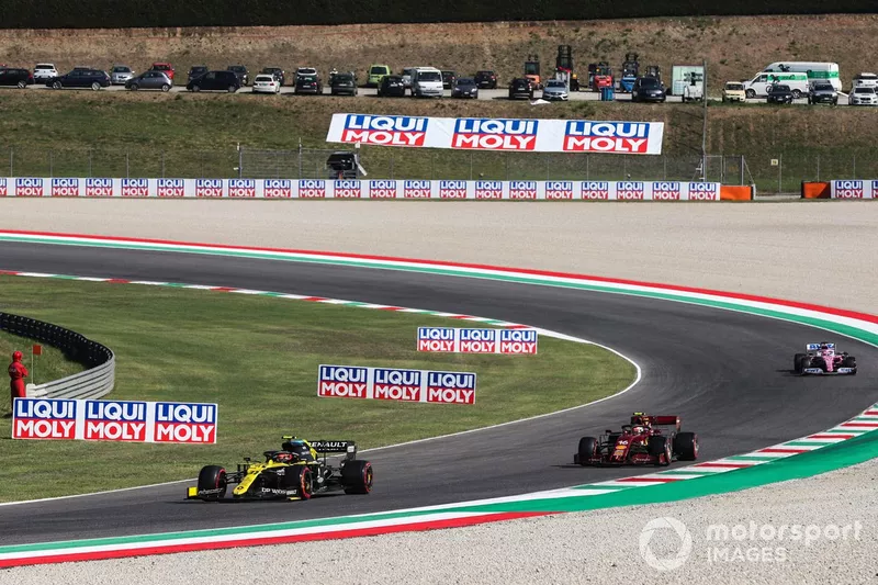 Esteban Ocon, Renault F1 Team R.S.20, Charles Leclerc, Ferrari SF1000, e Sergio Perez, Racing Point RP20