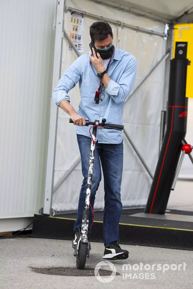 Toto Wolff, Director Ejecutivo, Mercedes AMG en un scooter en el paddock