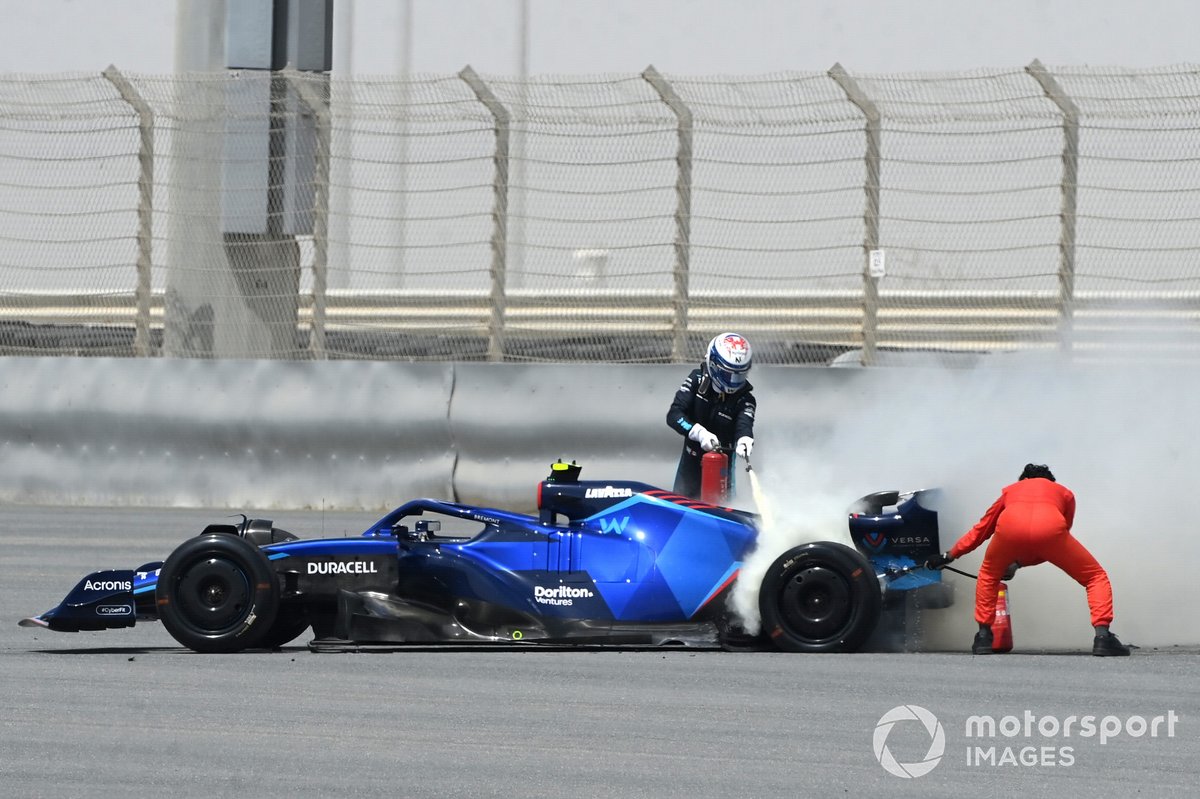 Nicholas Latifi, Williams FW44, se detiene por un incendio. 
