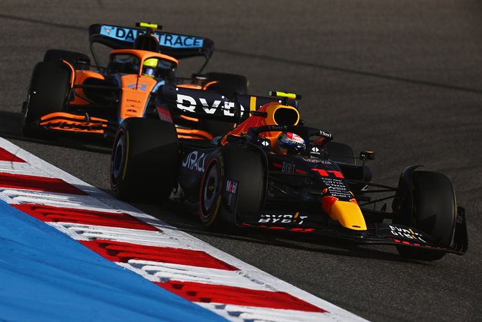 Sergio Pérez, Red Bull Racing RB18, Lando Norris, McLaren MCL36
